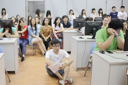 旁听同学认真听讲